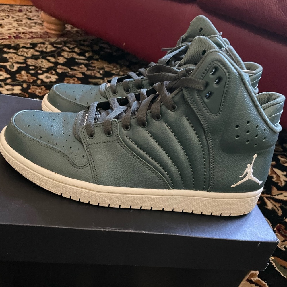 Air Jordan Flight 4’s “Grove Green